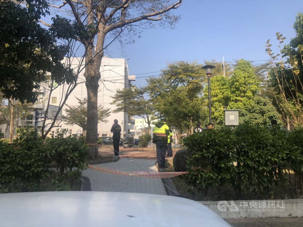 台中市楊姓婦人18日凌晨在北屯區一處公園引火自焚,消防局獲報到場,發現婦人已明顯死亡,立即封鎖現場展開調查。(請珍惜生命。自殺防治專線(24小時):0800-788-995;生命線:1995)(民眾提供)中央社記者蘇木春傳真 110年1月18日