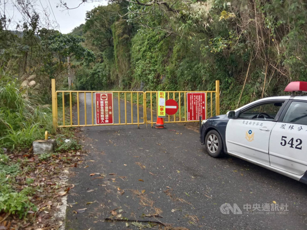 花蓮縣瑞港公路花64線6.5公里道路18日發生土石坍方,阻礙道路通行,員警到場一面疏導、一面於瑞港公路西端0公里起點設置封鎖線,目前恢復單線雙向通行。(鳳林警分局提供)中央社記者李先鳳傳真 110年1月18日