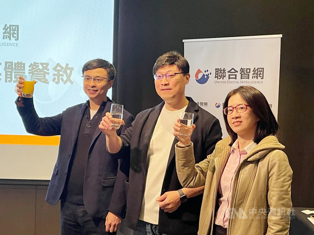 聯合報集團旗下電商子公司聯合智網積極轉型,18日宣布擴大品牌數位代運營服務,今年將協助更多品牌進入電商領域。左起為聯合智網副總經理劉丕凱、總經理陳杰、品牌營銷處副總經理彭腕亭。中央社記者吳家豪攝 110年1月18日