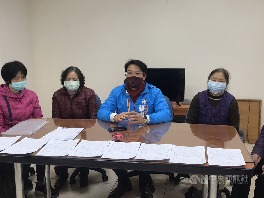 基隆知名酒店餐廳部委外清潔公司積欠18名員工薪資約新台幣100萬,市議員張淵翔(右2)18日與員工一同舉行記者會,盼市府能積極協助這群員工追討薪資。中央社記者王朝鈺攝 110年1月18日