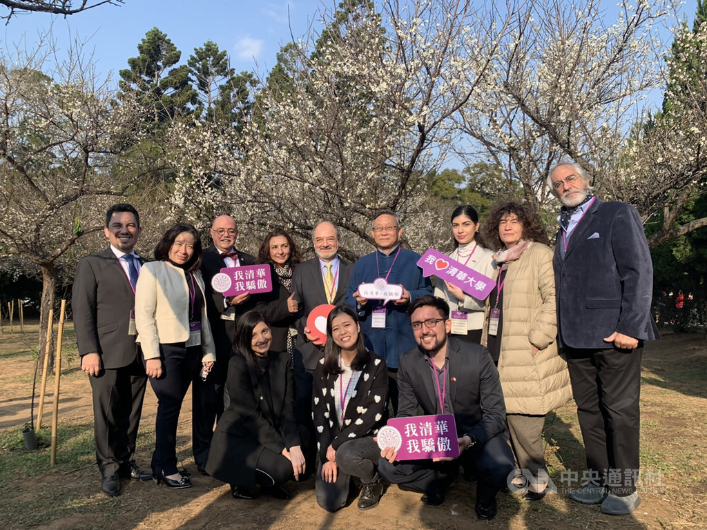 清華大學梅花盛開,校長賀陳弘(後右4)18日邀請墨西哥、阿根廷、瓜地馬拉、尼加拉瓜及南非等14國使節及外交官前往賞梅,並了解各國教育與防疫情形。中央社記者郭宣彣攝 110年1月18日