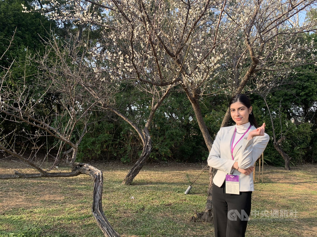 尼加拉瓜駐台大使李蜜娜(Mirna Mariela Rivera Andino)18日受邀到清華大學賞梅,她讚許台灣抗疫有成,在台灣生活感到放心、也安全。中央社記者郭宣彣攝 110年1月18日