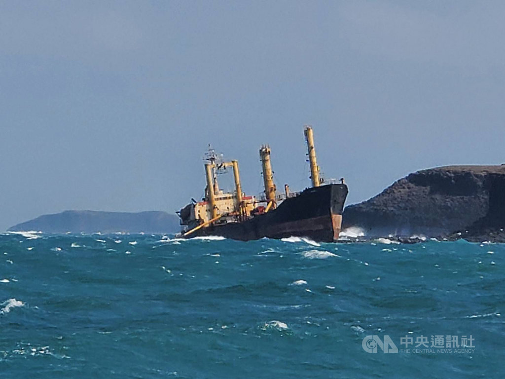 澎湖海巡隊18日接獲第13巡防區通報,指出在西吉嶼西北海域有艘無名的貨輪擱淺,海巡與直升機馳往救援,發現船上無人,也無油污外洩,將視海象平穩再登船了解。(澎湖海巡隊提供)中央社 110年1月18日
