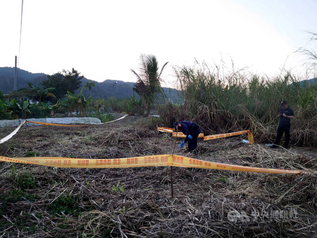 南投縣埔里鎮一處農地發現一具白骨,檢方18日相驗,初步研判死者應為60歲以上男性,死亡超過半年,採檢體送法務部法醫研究所進一步化驗,警方也著手清查失蹤人口。(民眾提供)中央社記者蕭博陽南投縣傳真 110年1月18日
