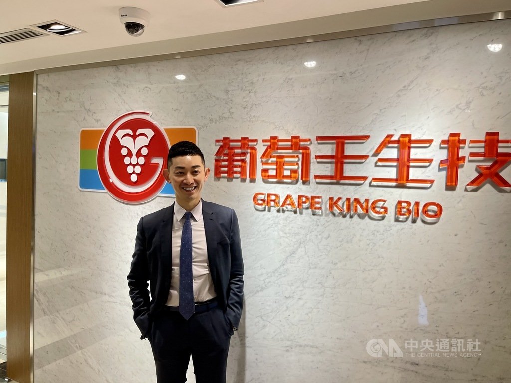 葡萄王董事長曾盛麟(圖)表示,去年受到疫情影響的子公司葡眾及上海葡萄王營運均見到重返成長,全年營運力拚雙位數成長。中央社記者韓婷婷攝 110年1月18日