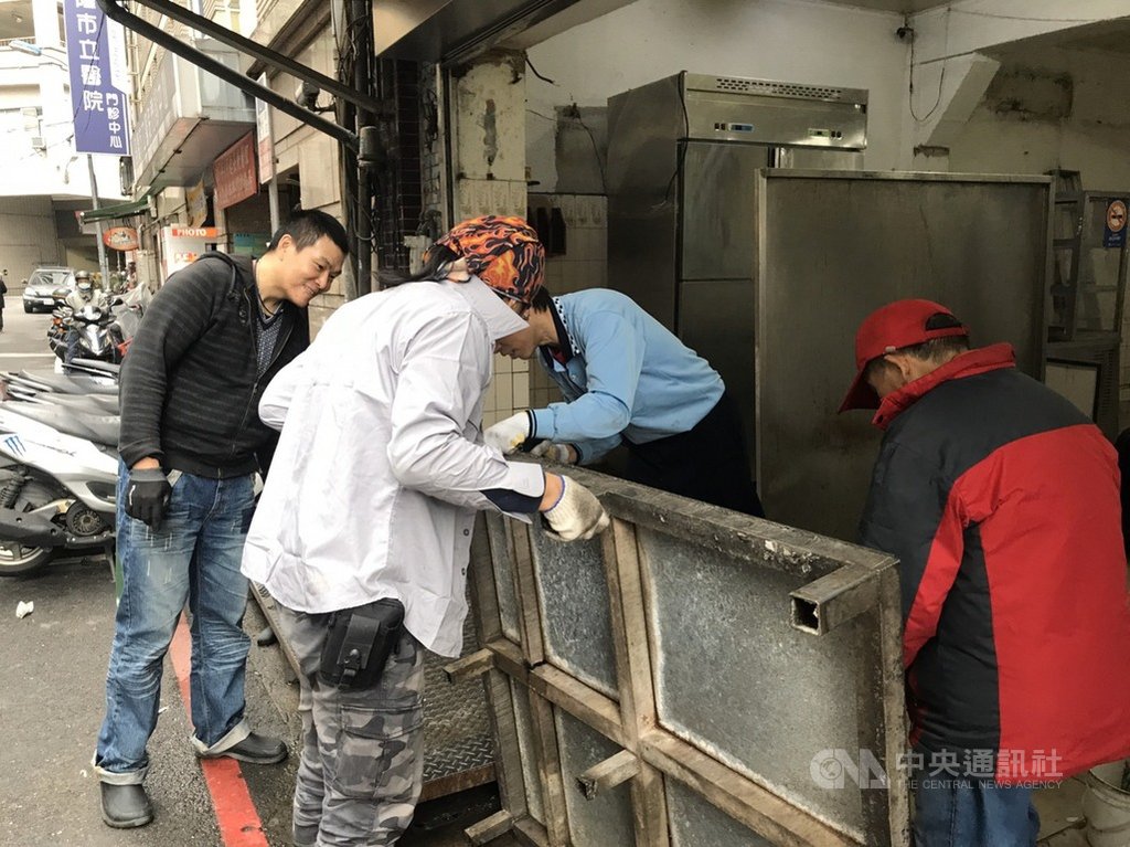位於基隆市義二路巷內的排隊名店林家豬腳,老闆因健康問題歇業,店家18日忙進忙出清空器具和卸下招牌,有網友大嘆「以後只剩腦裡跟嘴裡的記憶了」。中央社記者王朝鈺攝 110年1月18日
