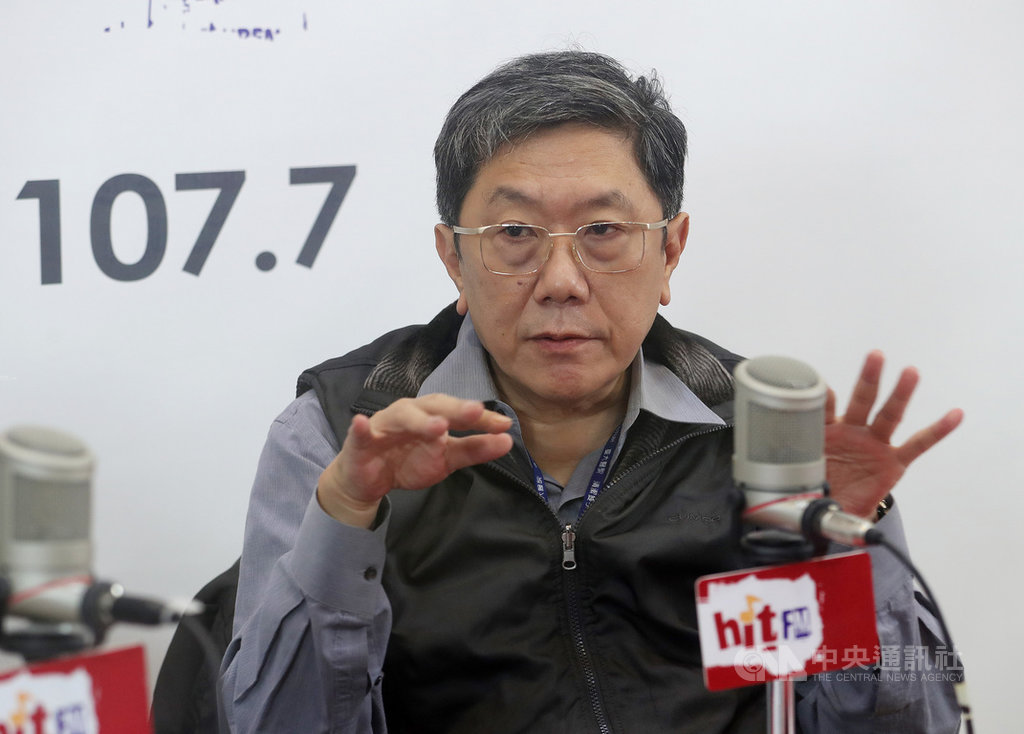 中央流行疫情指揮中心專家小組諮詢委員李秉穎18日在台北接受電台專訪,談及北部醫院群聚病例時指出,除了找系統性原因,還要關注環境接觸問題,手不碰眼口鼻常被忽略。中央社記者張皓安攝 110年1月18日
