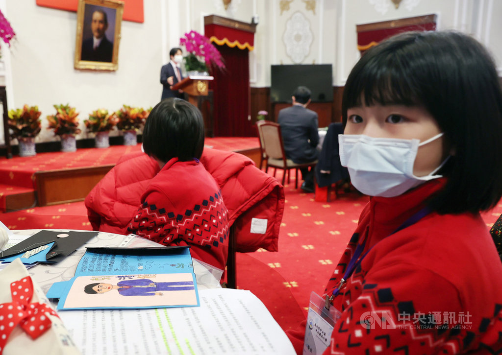 副總統賴清德18日上午在總統府接見台北市中山國小學習中心訪團,小朋友特別準備賴清德畫像賀卡,要在合影時送給副總統。中央社記者鄭傑文攝 110年1月18日
