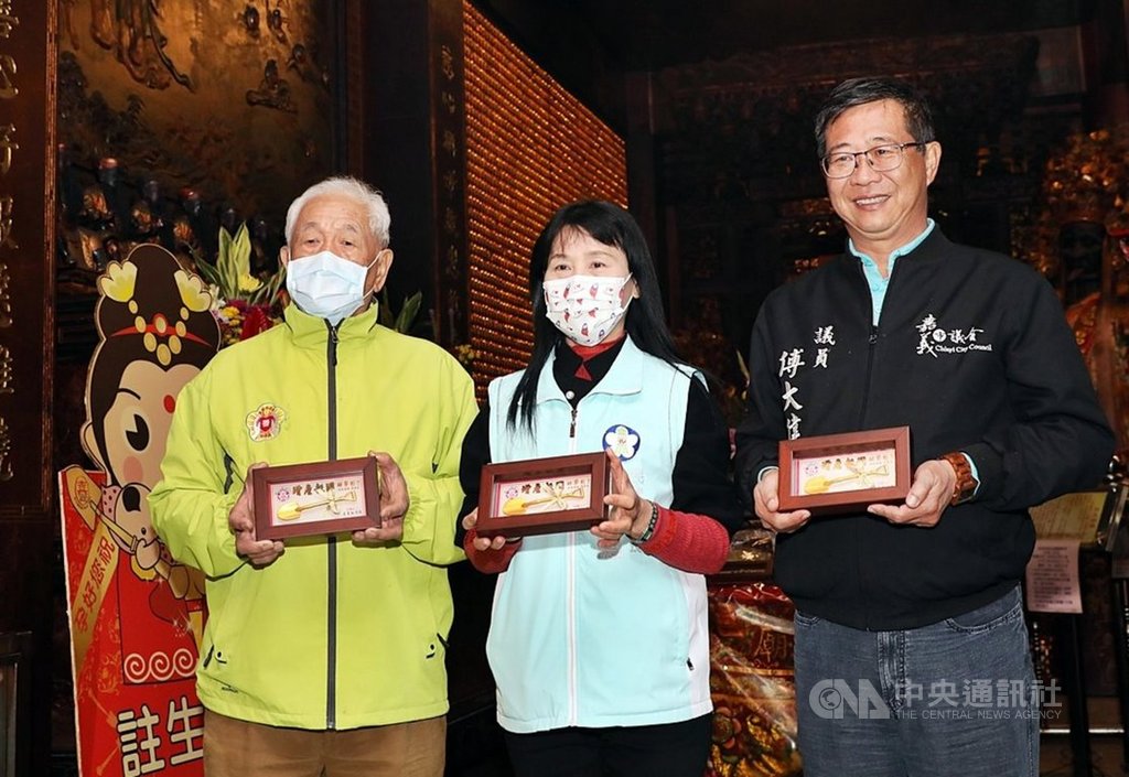 嘉義市政府將舉辦集團結婚,屆時會致贈嘉邑城隍廟註生娘娘加持的「金鏟子」,鼓勵「增產報國」。市府與廟方18日辦理祈福儀式,由民政處長劉美鳳(中)主持。中央社記者黃國芳攝 110年1月18日