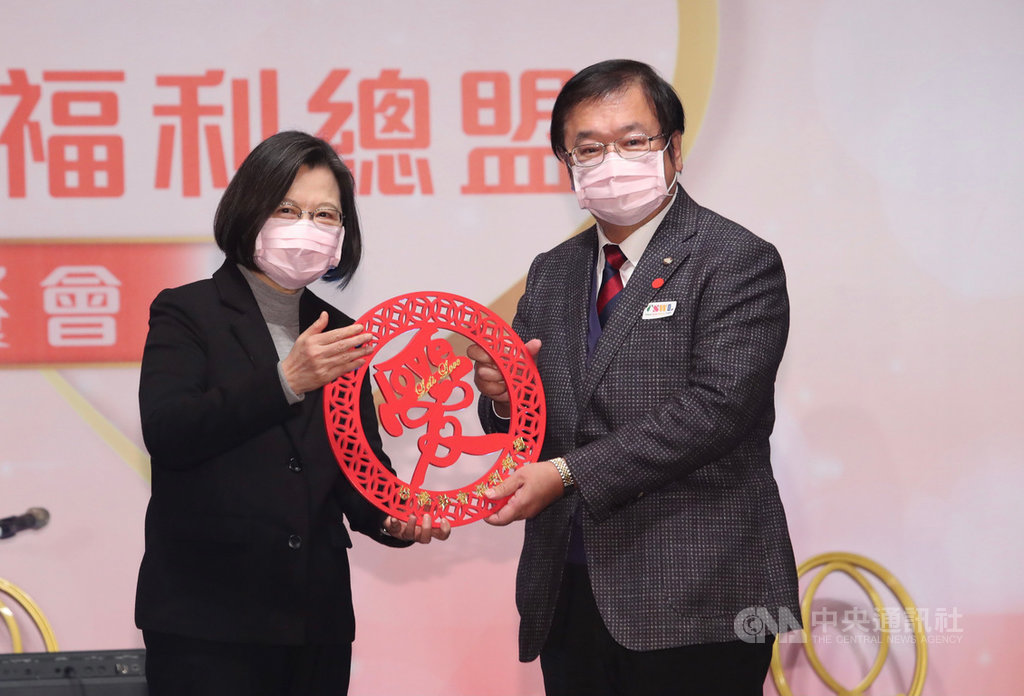 總統蔡英文(左)18日晚間在大直典華旗艦館出席「2021年台灣社會福利總盟聯合感恩餐會」,蔡總統頒獎給中華民國醫師公會全聯會理事長邱泰源(右)。中央社記者吳家昇攝 110年1月18日