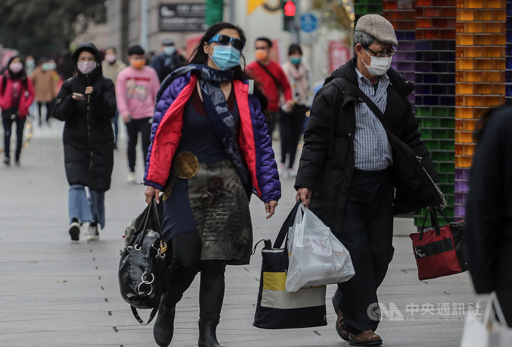中央氣象局18日清晨持續發布低溫特報,強烈大陸冷氣團影響,北部及東北部天氣寒冷,其他地區早晚也偏冷,有攝氏10度以下氣溫發生。中央社記者裴禛攝 110年1月18日