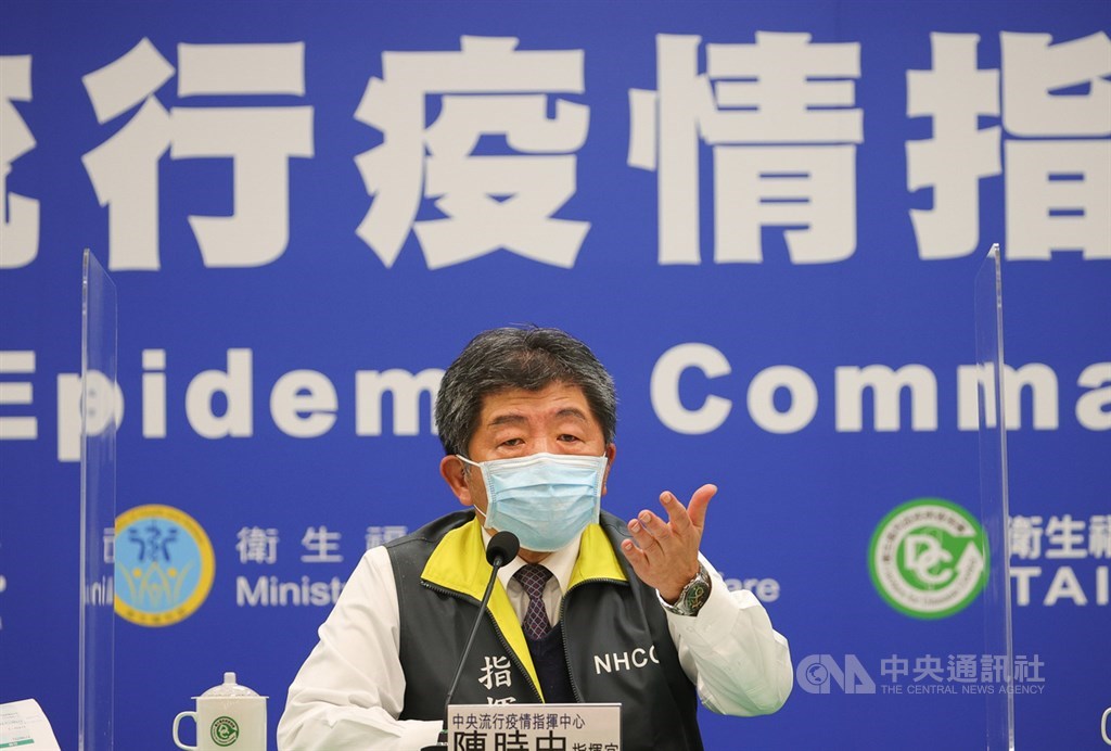 疫情指揮中心指揮官陳時中16、17日抱病主持記者會,他表示,有維持安全距離、戴口罩,且武漢肺炎核酸檢驗陰性。(中央社檔案照片)