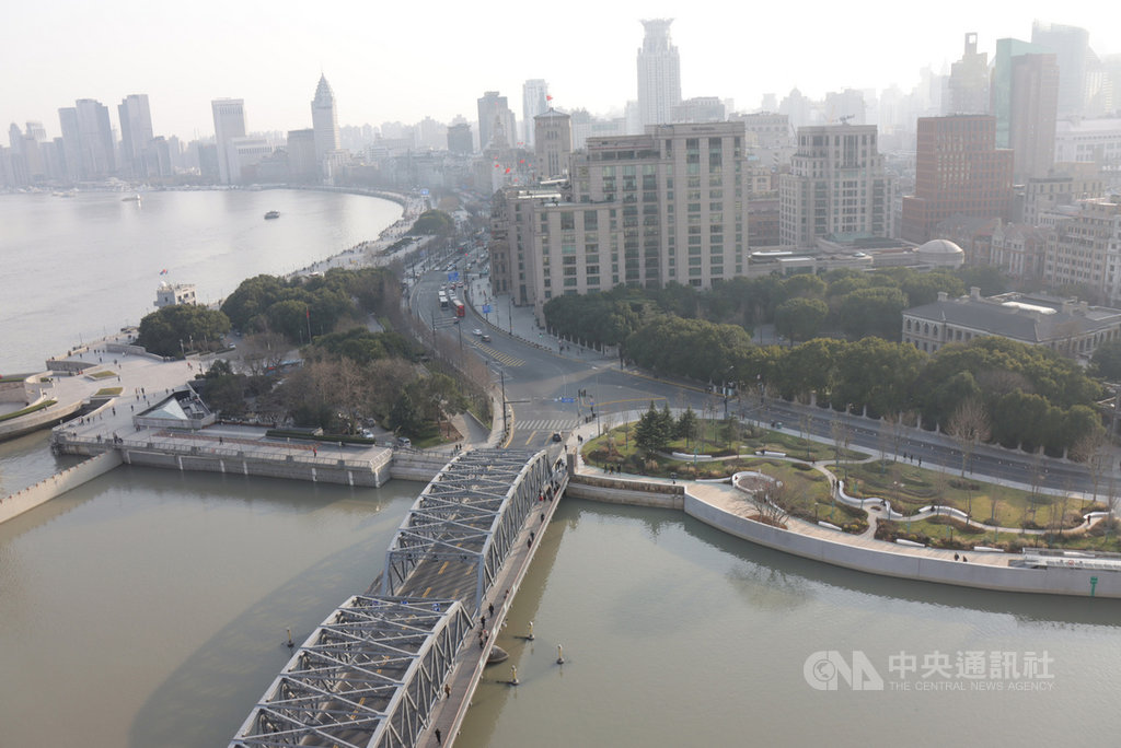 從上海大廈俯瞰上海的「一江一河」,左為黃浦江,右為蘇州河。兩者的沿岸在整治後,景觀環境提升。中央社記者張淑伶上海攝 110年1月18日