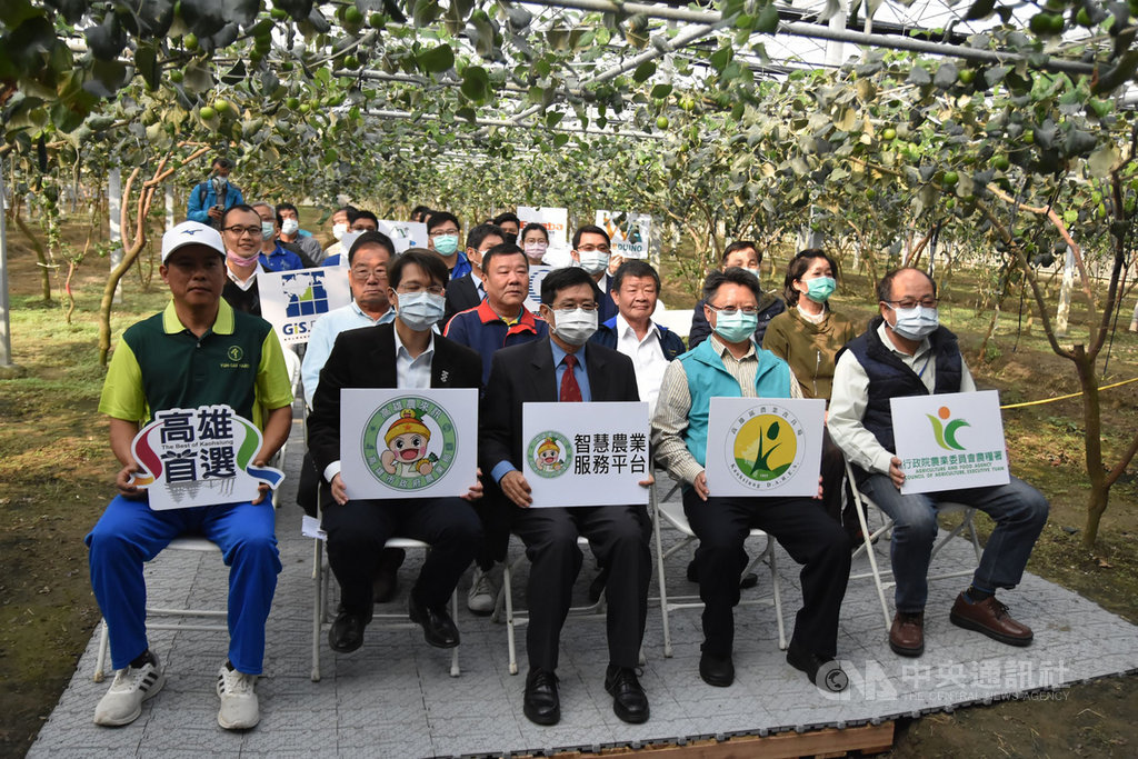 高雄市政府推動智慧農業,市府秘書長楊明州(前中)18日宣布,2月起至3月底農民可向農會等單位申請智慧感測、控制系統等機具補助。(高雄市政府農業局提供)中央社記者王淑芬傳真 110年1月18日