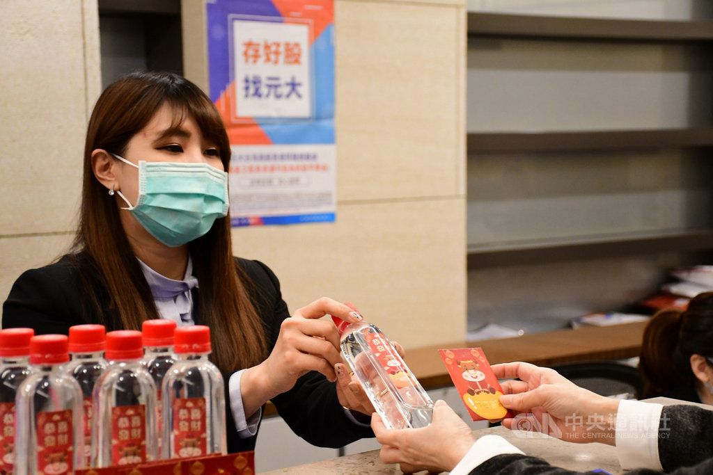 元大銀行準備超過8萬份發財金、發財水,贈送給來行客戶增添喜氣。(元大銀行提供)中央社記者潘姿羽傳真 110年1月18日