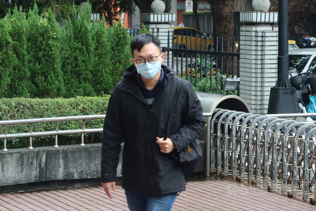 最高法院25日針對太陽花學運「攻占行政院」案進行言詞辯論,被告魏揚(圖)在開庭前受訪表示,本案爭點均指涉憲法精神核心,期待能在辯論中有更進一步的進展,也期望能讓台灣民主法治的思辨往前。中央社記者蕭博文攝 109年12月25日