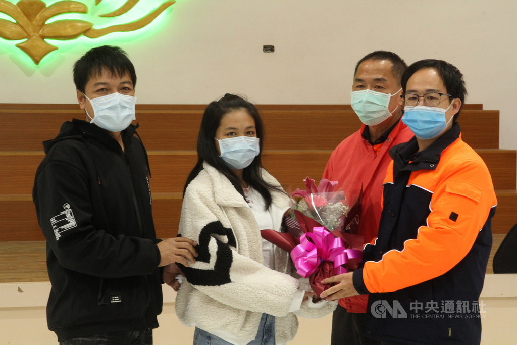 台南市14歲汪姓女國中生(左2)日前在學校練習跑步時昏倒,心跳一度停止,幸好及時獲得搶救,18日到消防局獻花感謝當時負責急救的2名消防員。中央社記者楊思瑞攝 110年1月18日