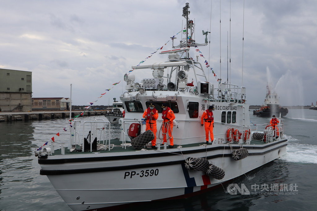 海巡署「籌建海巡艦艇發展計畫」持續打造新一代海上執法艦隊,其中35噸級巡防艇預計建造52艘,其中第9艘配給花蓮隊的3590艇18日上午航抵花蓮港。中央社記者李先鳳攝 110年1月18日