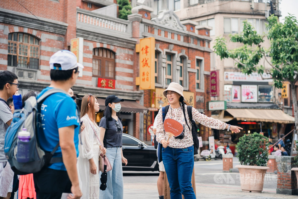 台北市設市滿百年,觀傳局邀民眾票選出「台北百大必看景點」,投票還有機會抽價值750元的台北市深度體驗遊程抵用券等好禮。(台北市觀傳局提供)中央社記者陳昱婷傳真 110年1月18日