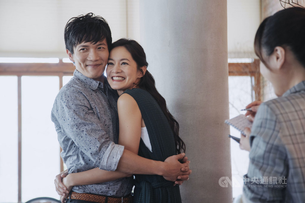 HBO Asia首部在台灣製作的喜劇影集「戒指流浪記」中,演員Janet(謝怡芬)(右)與黃尚禾(左)飾演假面夫妻。(台北市電影委員會提供)中央社記者葉冠吟傳真 110年1月18日