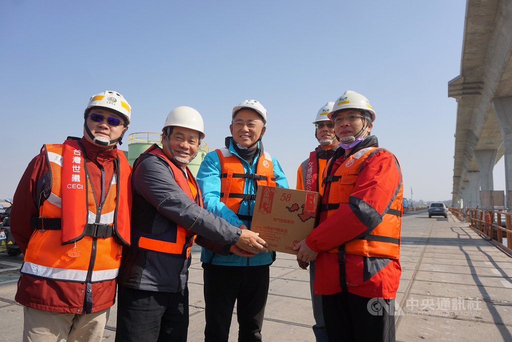 春節將至,金門縣長楊鎮浯(左3)18日到金門大橋工地視察,慰勞工作人員,並致贈禮品和加菜金,感謝施工團隊對工程的投入,並期許如期如質完工。中央社記者黃慧敏攝 110年1月18日