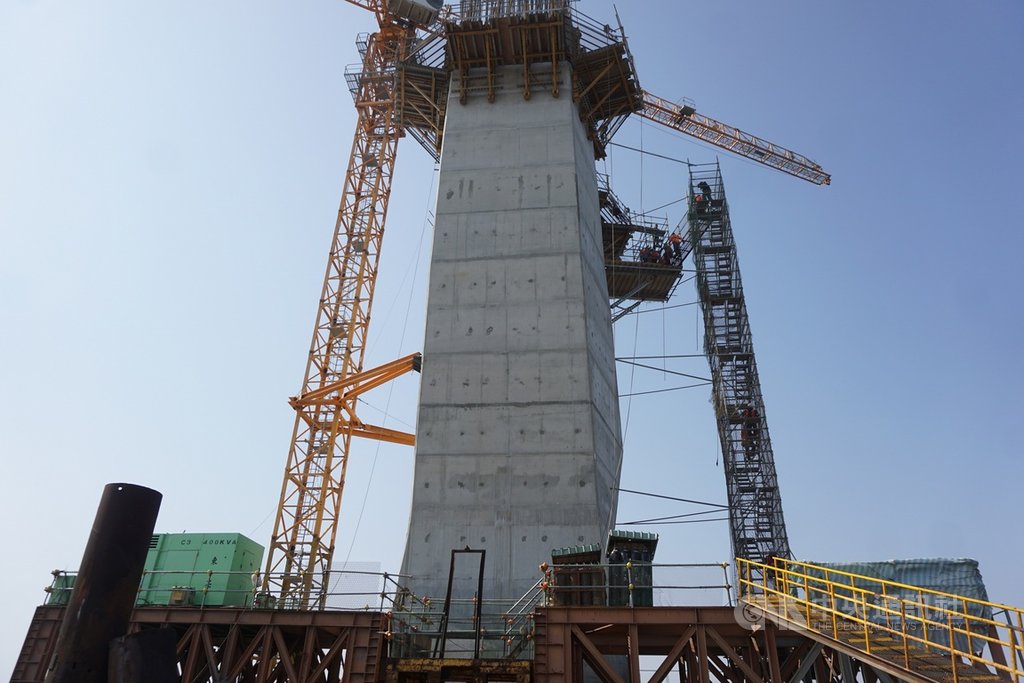 連接金門本島和烈嶼鄉的金門大橋預定2021年完工,金門縣長楊鎮浯18日到大橋工地視察,並登上相當10層樓高的P47基樁,慰問工作人員。中央社記者黃慧敏攝 110年1月18日