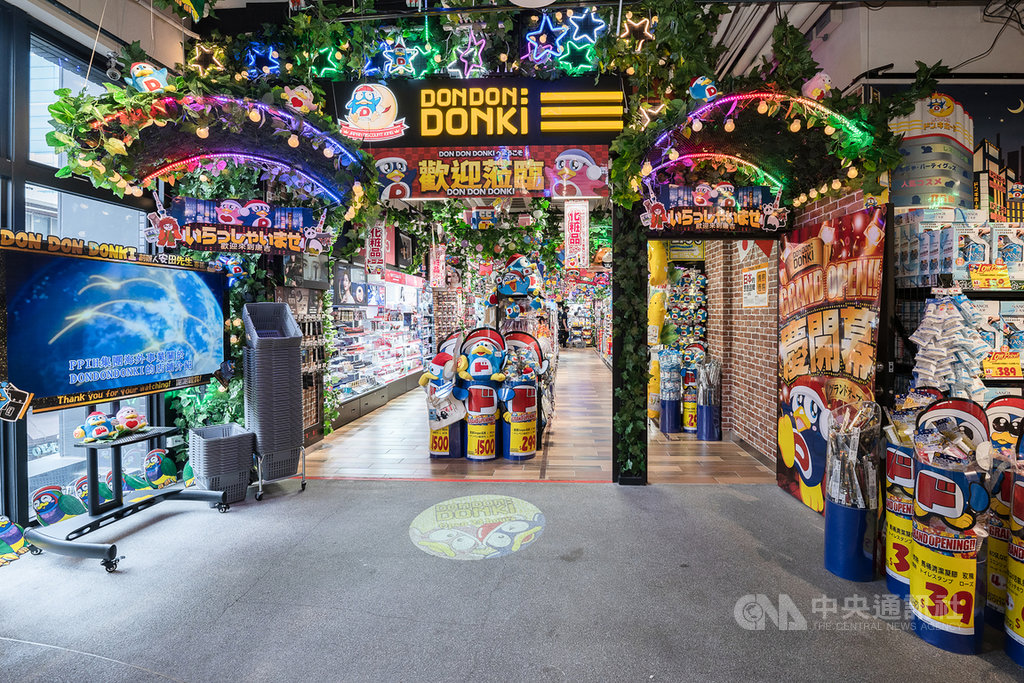日本知名零售連鎖店「驚安殿堂 唐吉訶德」台灣首號店「DON DON DONKI西門店」19日即將正式開幕。圖為店面3樓入口處。(DON DON DONKI提供)中央社記者楊舒晴傳真 110年1月18日