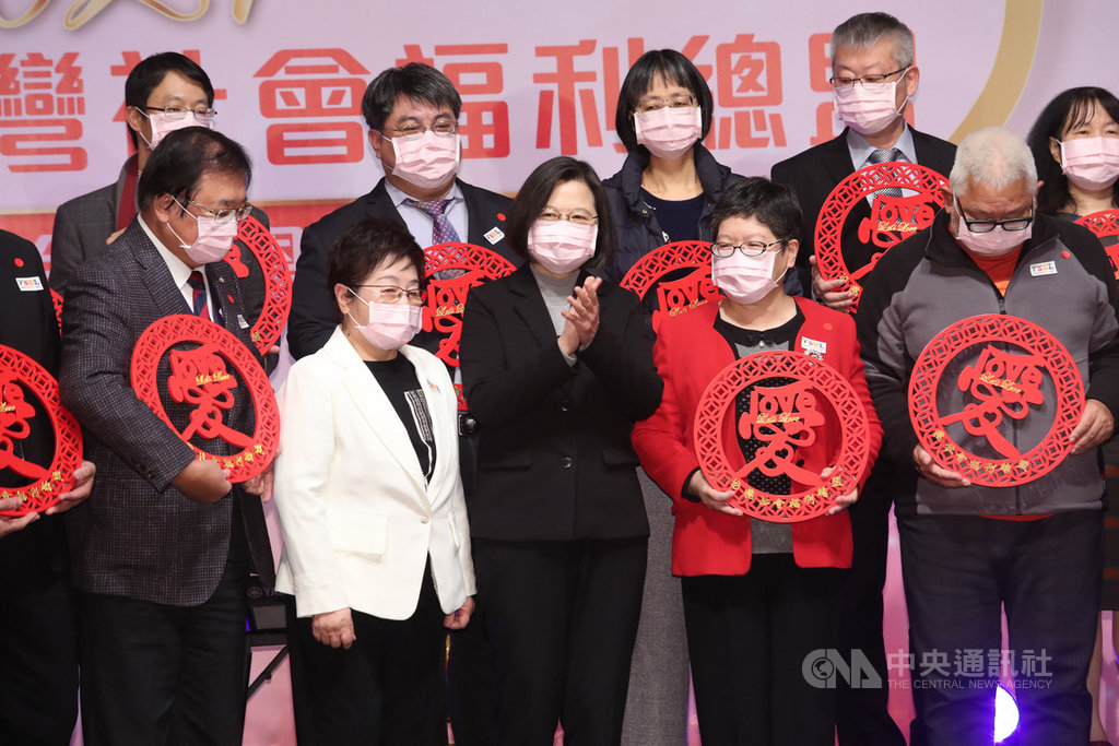 總統蔡英文(前中)18日晚間在大直典華旗艦館出席「2021年台灣社會福利總盟聯合感恩餐會」,蔡總統與社福團體、醫事專業公學會合影。中央社記者吳家昇攝 110年1月18日