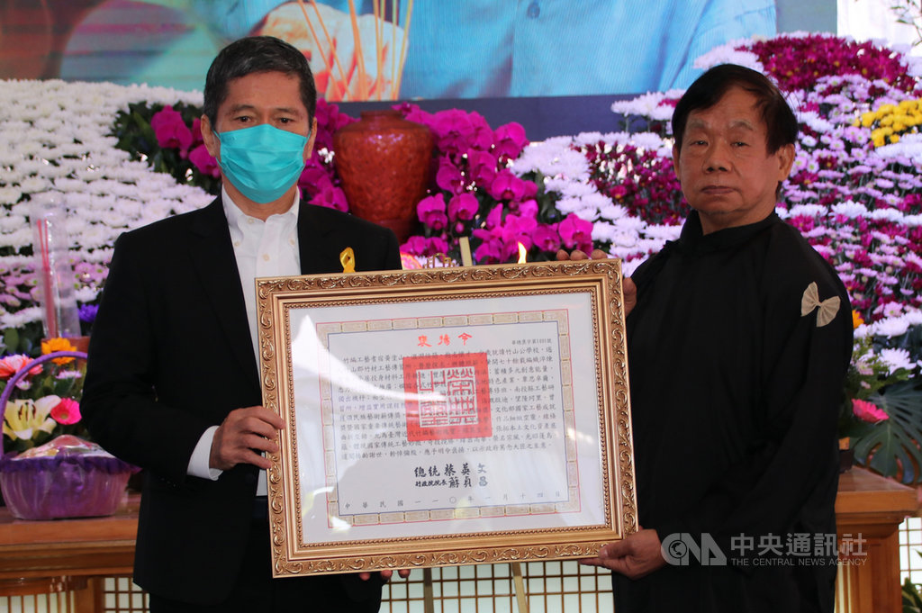 國家工藝成就獎得主、知名竹編工藝師黃塗山辭世,文化部長李永得(左)18日到南投縣竹山鎮出席追思會,並代頒總統褒揚令給家屬。中央社記者蕭博陽南投縣攝 110年1月18日