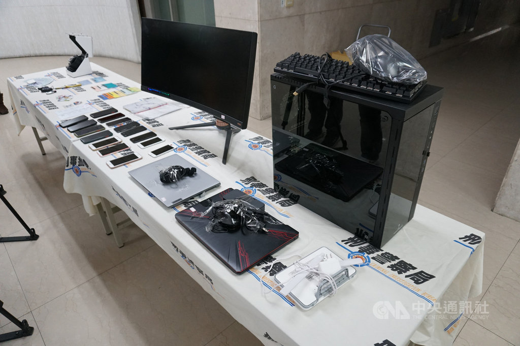 刑事局18日宣布破獲跨國詐騙機房案,逮捕林姓男子等4人,並查出林男等人在台灣設詐騙機房,以假檢警等方式專騙旅日華人,有20多人受害,包含台灣及中國人。圖為刑事局查扣證物。中央社記者劉建邦攝 110年1月18日