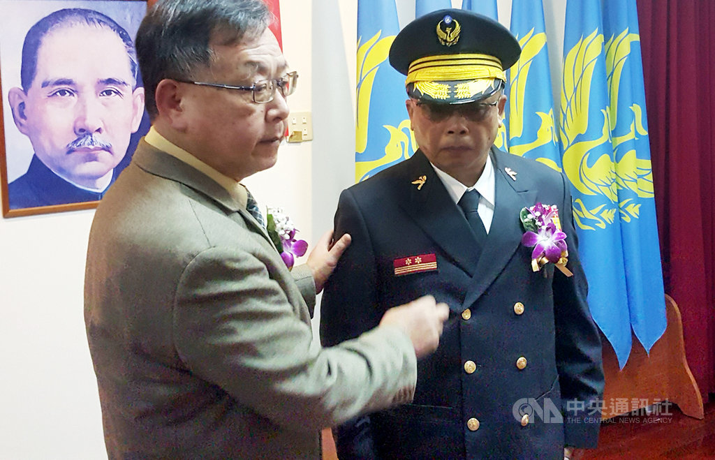 澎湖縣消防局長交接布達典禮18日舉行,澎湖縣長賴峰偉(左)親自為新任消防局長許文光(右)授階,期勉建立消防新秩序,建構健康安全無災家園。中央社 110年1月18日