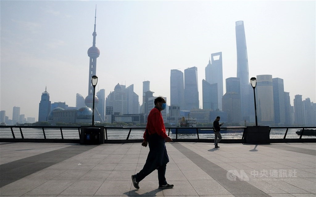 中國國家統計局18日公布,2020年國內生產毛額(GDP)人民幣101兆5986億元,較2019年成長2.3%。圖為去年4月浦東陸家嘴金融貿易區。(中央社檔案照片)