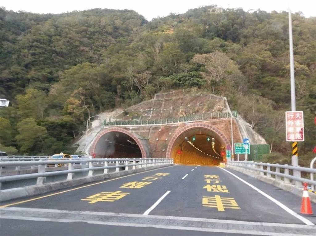 屏東縣政府警察局18日公布109年固定式相機測速地點,其中以獅子鄉台9線436.58K草埔隧道北向,共取締2萬3418件最多。圖為草埔隧道。(屏東縣政府警察局交通隊提供)中央社記者洪學廣傳真 110年1月18日