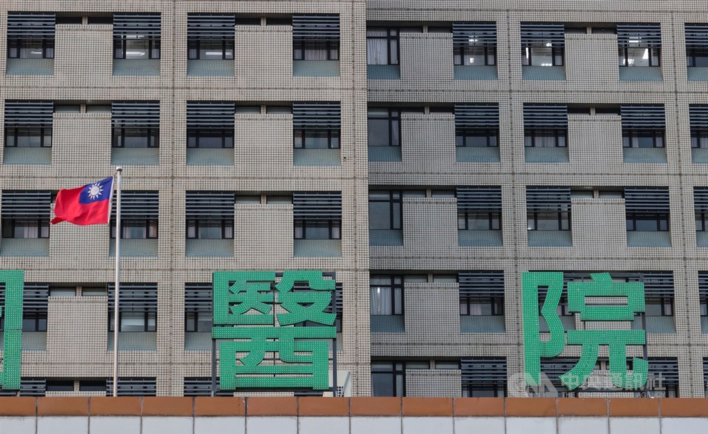 衛生福利部桃園醫院武漢肺炎院內群聚案擴大,累計2醫、2護感染。中央流行疫情指揮中心18日宣布進駐醫院成立「前進指揮所」,該醫院現在清空相關樓層,區域嚴格管制,全院患者只出不進,取消探病,陪病僅限1人且要實名制。中央社記者謝佳璋攝 110年1月18日