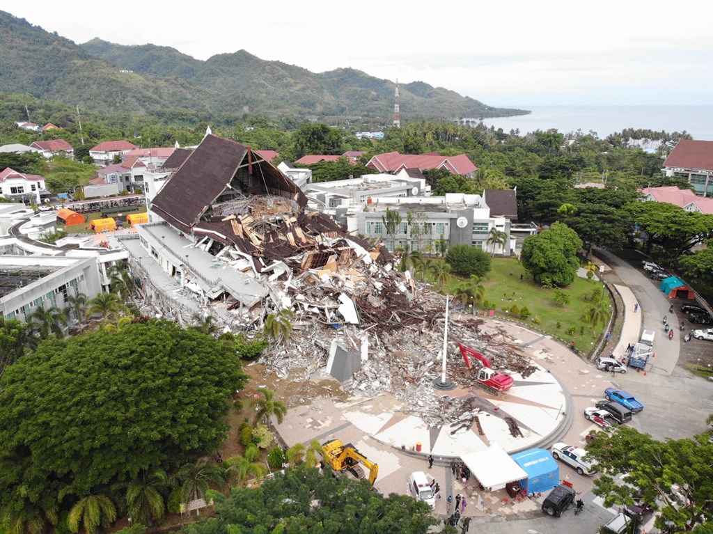 印尼蘇拉威西島15日發生規模6.2強震後已造成84人死亡,數千人無家可歸。(圖取自facebook.com/InfoBencanaBNPB)