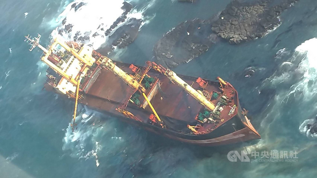 一艘無船名貨輪18日擱淺在澎湖西吉嶼無人島的西北海域,海巡與直升機馳往救援,發現船上無人,也無油污外洩,將等海象趨緩後再登船了解。(澎湖海巡隊提供)中央社 110年1月18日