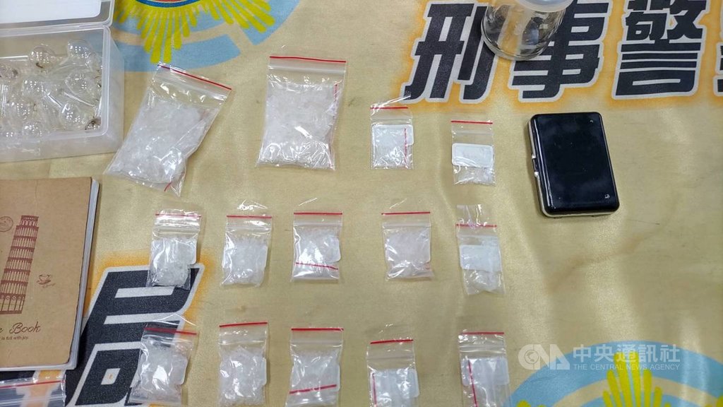 洪姓女子涉販毒遭檢舉,高雄市刑大組成專案小組蒐證數月,發現洪女家住傳統市場旁便於逃生,警方13日在寒風守候10小時等到洪女出沒上前逮人,當場查扣安非他命83.75公克(19包)、玻璃球1盒、手機1支、電子磅秤1台、空夾鏈袋1批等。(高雄市刑大提供)中央社記者洪學廣傳真 110年1月18日