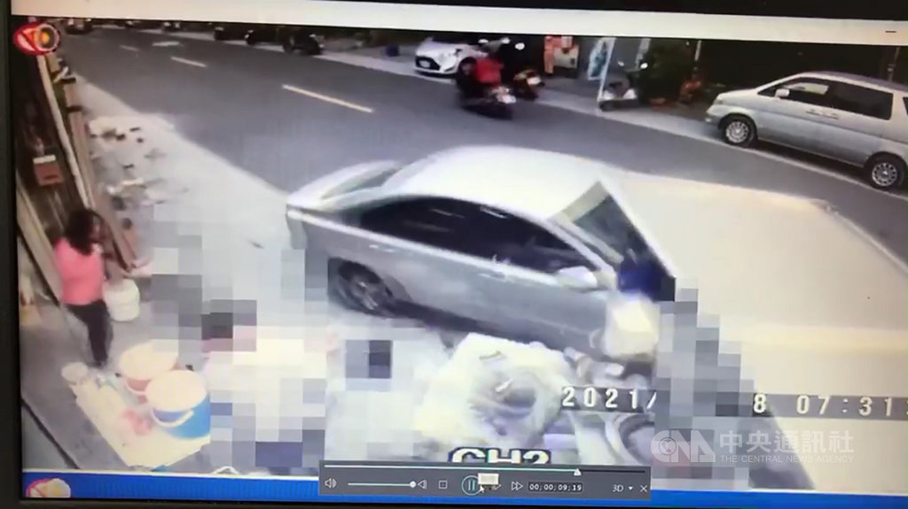 邱姓男子疑因酒精及疲勞雙重影響注意力,18日上午駕車行經南投縣草屯鎮炎峰街,失控撞上路旁攤販及5輛機車,釀3人受傷,警方詢問後依涉犯公共危險罪移送南投地檢署偵辦。(翻攝畫面)中央社記者蕭博陽南投傳真 110年1月18日