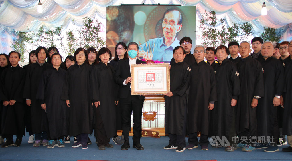 國家工藝成就獎得主、知名竹編工藝師黃塗山辭世,18 日在南投縣竹山鎮舉行追思會,由文化部長李永得(前左6)代表頒贈總統褒揚令給家屬,肯定黃塗山對保護傳統藝術具有重大貢獻。中央社記者蕭博陽南投縣攝 110年1月18日