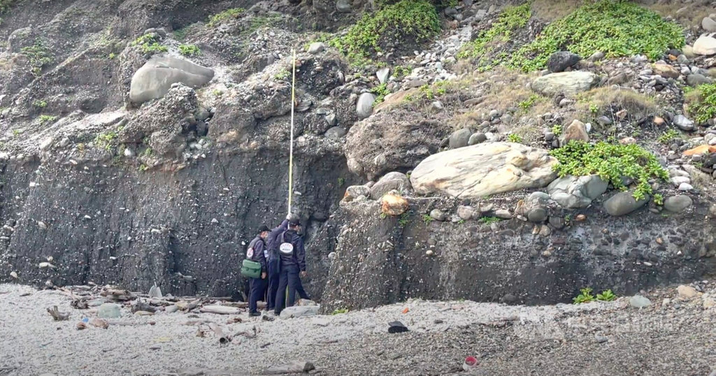 花蓮七星潭靠近四八高地一處石堆峭壁,一名約58歲男子疑失足跌落礫石灘,因呻吟聲被民眾發現,救起送醫傷重不治。警方指出,現場未發現可疑跡證,全案依意外死亡案,協助家屬報請檢察官相驗。(花蓮警分局提供)中央社記者李先鳳傳真 110年1月18日