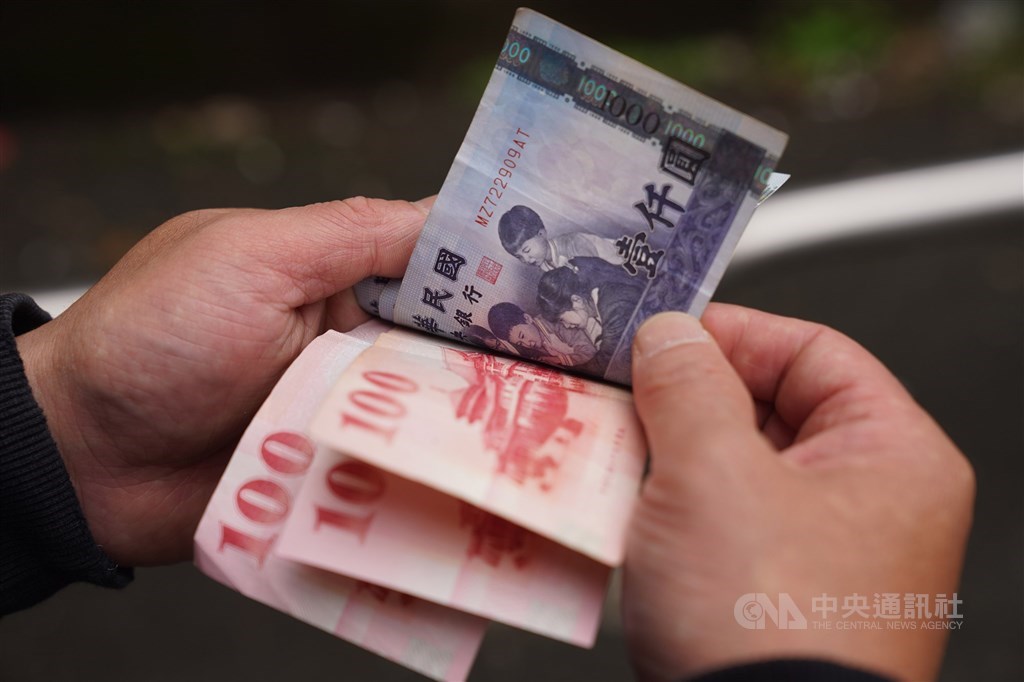 屏東市一名吳姓男子手拿新台幣90餘萬元現金下車時,現金遭風吹散一地,不少民眾協助撿拾,但徐姓男子撿10多萬後騎車離去,17日被查緝到案,訊後依侵占遺失物罪移送。(示意圖/中央社檔案照片)