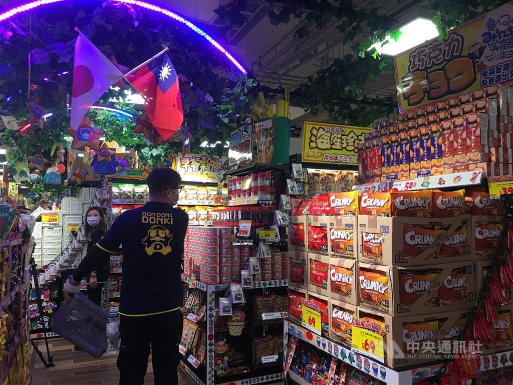 DON DON DONKI西門店19日即將正式開幕,店舖不僅有3層樓,更將24小時營業。3樓為美妝零食及生活雜貨區。中央社記者楊舒晴攝 110年1月18日