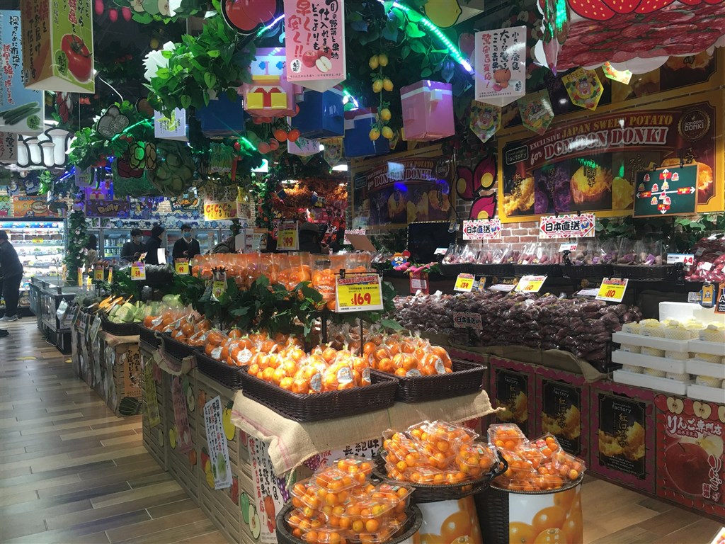 DON DON DONKI西門店共有3層樓,店舖總面積達1615平方公尺,除了將販售日本直送商品,包括美妝產品、零食餅乾、服飾雜貨等,還有生鮮蔬果。中央社記者楊舒晴攝 110年1月18日