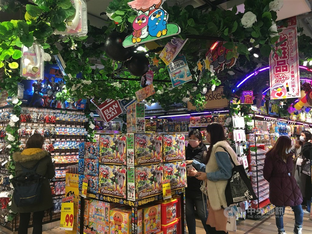 DON DON DONKI西門店共有3層樓,店舖總面積達1615平方公尺,3樓為美妝零食及生活雜貨區。中央社記者楊舒晴攝 110年1月18日