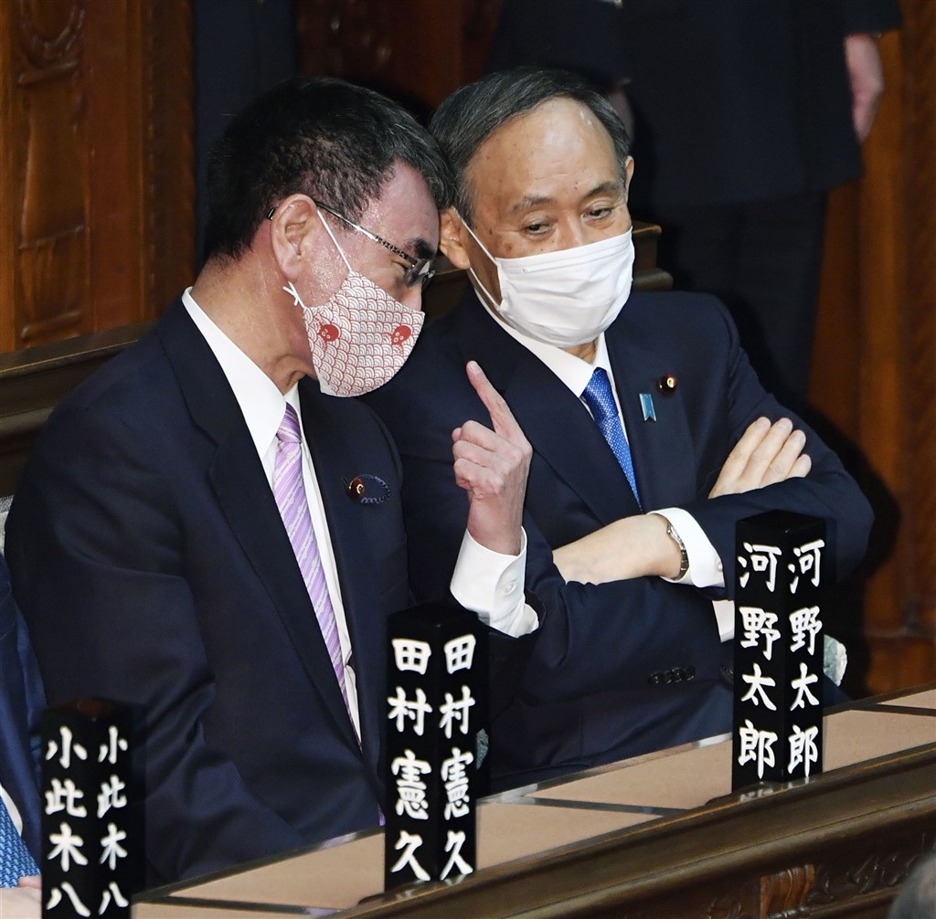 日本首相菅義偉(右)18日表示,盡量在2月下旬前做好民眾接種武漢肺炎疫苗的準備。晚間他任命行政改革大臣河野太郎(左)兼任新設的「疫苗協調大臣」。(共同社)