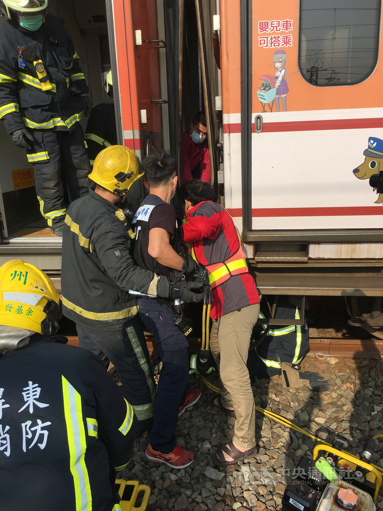 台鐵屏東潮州車輛基地檢車段18日進行車廂更換調車作業時,發生職安事故,一名調車員被兩車廂夾傷,送醫不治。(屏東縣政府消防局提供)中央社記者王淑芬傳真 110年1月18日