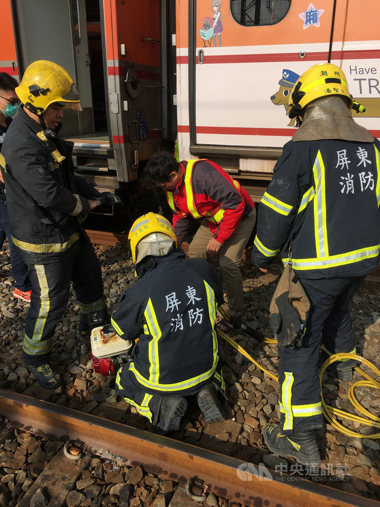 台鐵屏東潮州車輛基地檢車段18日發生職安事故,一名調車員進行自強號列車編組整理時遭車廂夾傷,送醫急救傷重不治。(屏東縣政府消防局提供)中央社記者王淑芬傳真 110年1月18日