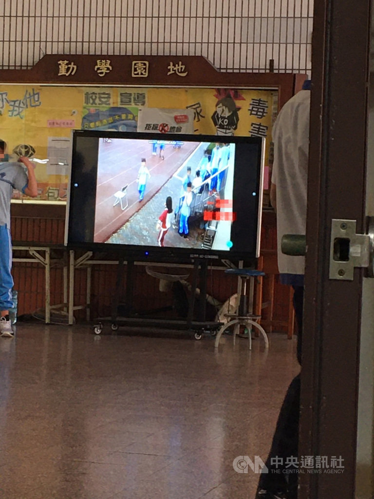 人本基金會18日發布新聞稿揭露,高雄市一所國中處分任意丟垃圾的學生罰站,並剪輯學生丟垃圾的監視器畫面,標註班級姓名、搭配「哈哈歌」做成影片,在穿堂大螢幕循環播放,質疑學校「羞辱」學生,訴求教育局公開道歉,調查事件及懲處失職人員。(人本教育基金會提供)中央社記者王淑芬傳真 110年1月18日