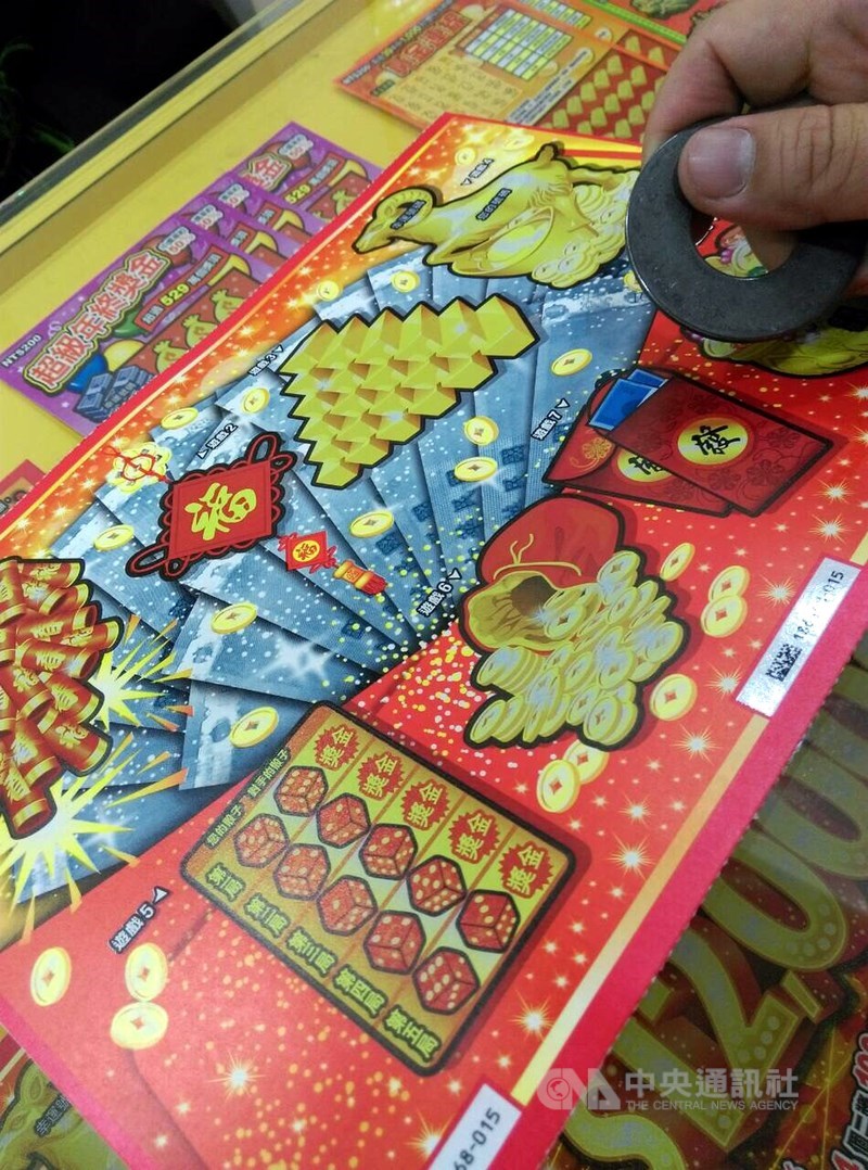 台彩公司表示,新春限定的「2000萬超級紅包」刮刮樂三獎新台幣100萬元陸續刮出,其中有名中獎人幸運抱回100萬元,並捐款感謝醫護人員的努力。(示意圖/中央社檔案照片)