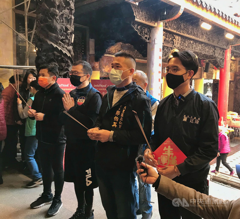 台中市大里區里長鄭伯其(右2)18日在國民黨革命實踐研究院長羅智強(右3)、台中市議員羅廷瑋(右)陪同下前往大甲鎮瀾宮參拜,並宣布將發起罷免台灣基進黨籍立委陳柏惟。(鄭伯其提供)中央社記者蘇木春傳真 110年1月18日